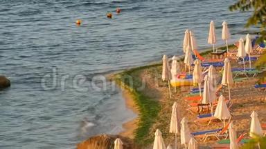 豪华度假黑海，保加利亚。 度假胜地空的多色<strong>日光浴</strong>或<strong>日光浴</strong>床和折叠式<strong>沙滩</strong>伞